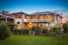Pool and Spa on the Lakefront with Suite Studio, Killarney